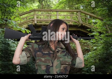 Bella giovane soldato con un fucile M16 Foto Stock