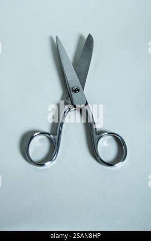 Natura morta di un paio di forbici su sfondo bianco Foto Stock