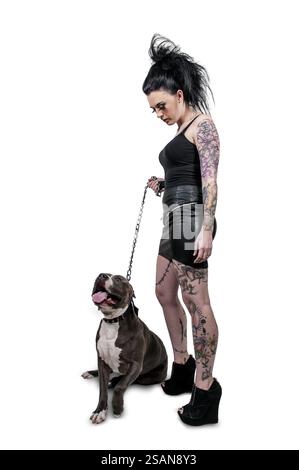Bella giovane donna con il suo cane da pit Bull Foto Stock