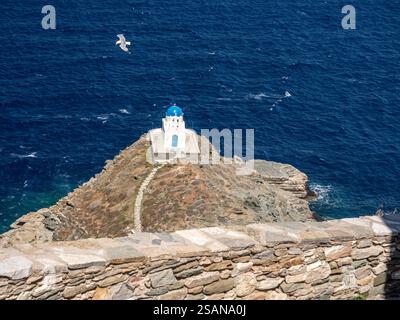 Chiesa dei sette Martiri, Kastro Sifnos: Chiesa dei sette Martiri è una piccola cappella che sorge su un peninsuale isolato appena fuori dal villaggio fortificato di Kastro. Foto Stock
