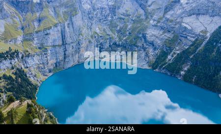 Oeschinensee, spesso indicato come Lago Oeschinen, è un pittoresco lago alpino incastonato nelle Alpi svizzere. Foto Stock