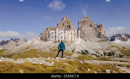 Tra la maestosità mozzafiato delle Dolomiti, un uomo aspro e intrepido si erge a soggezione della grandezza della natura. Foto Stock