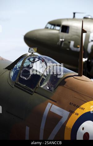 Un aereo da caccia Spitfire d'epoca raffigurato di fronte a un aereo da trasporto DC-3 della seconda guerra mondiale al Cotswold Airshow di Kemble nel 2010 Foto Stock