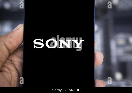SONY è una società giapponese. SONY è un'azienda produttrice di console di videogiochi e di videogiochi. Smartphone con chip Foto Stock