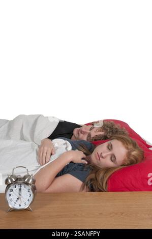 Giovane coppia sposata a letto all'ora di andare a dormire Foto Stock