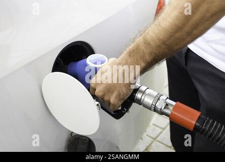 Riempiendo un'auto con benzina, l'ugello viene inserito nel collo del serbatoio del gas. Krasnodar, Russia, Europa Foto Stock