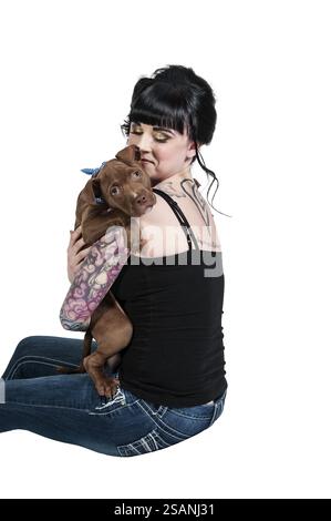 Bella giovane donna con il suo cucciolo di pit Bull Foto Stock