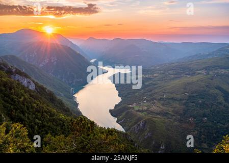 Punto panoramico Banjska stena con una splendida vista sul lago Perucac durante il tramonto. Foto Stock