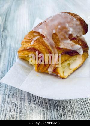Deliziosi croissant su un piatto su un tavolo di legno. Concetto di cibo per la colazione. Direttamente sopra. Foto Stock