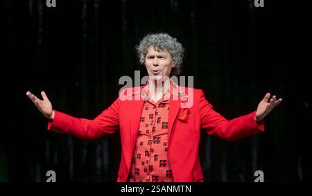 The Place Theatre, Londra, Regno Unito. 30 gennaio 2025. Prova generale di Heka di Gandini Juggling in vista della sua prima nel Regno Unito al The Place dal 30 gennaio al 1 febbraio, parte del MIME di Londra, e ispirato ai trucchi magici del XX secolo, ai giochi mentali e alle slitte di mano. I sette interpreti sono Caterina Boschetti, Sean Gandini (foto), Tedros Girmaye, Kim Huynh, Sakari Männistö, Yu-Hsien Wu e Kati Ylä-Hokkala. Crediti: Malcolm Park/Alamy Live News Foto Stock