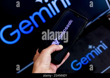 In questa foto viene illustrato il logo Gemini, A.. I prodotto di Google, viene mostrato su due schermi del computer con il logo DeepSeek visualizzato su un telefono cellulare Foto Stock