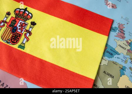 Bandiera nazionale della Spagna sullo sfondo della mappa mondiale. Foto Stock