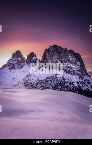 Tramonto mozzafiato sulle Dolomiti dal passo Sella Foto Stock