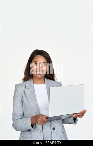 Happy Black giovane donna d'affari che usa un notebook isolato sul bianco. Foto Stock