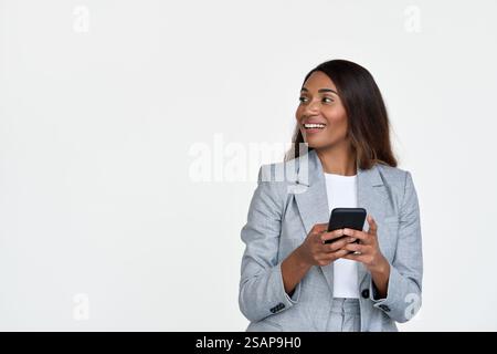 Felice donna d'affari afroamericana che usa il cellulare che guarda lontano. Foto Stock