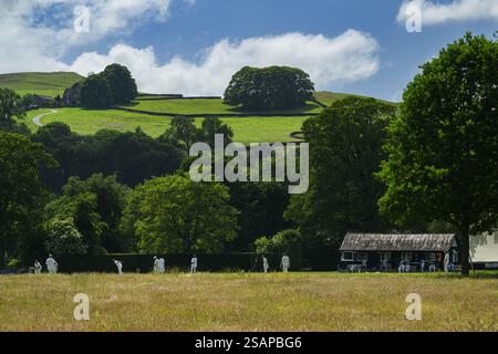 Scenografico campo da cricket rurale (competizioni sportive estive, sport inglese, padiglione, cielo blu) - Bolton Bridge, Yorkshire Dales, Inghilterra, Regno Unito. Foto Stock