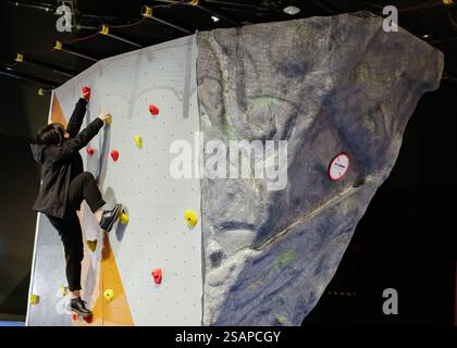 Vancouver, che presenta alcuni degli sport più estremi del mondo. 19 maggio 2025. Una donna prova l'arrampicata su roccia durante un'anteprima mediatica della mostra "Extreme Sports: Beyond Human Limits" a Vancouver, British Columbia, Canada, il 30 gennaio 2025. Con alcuni degli sport più estremi al mondo, tra cui arrampicata, paracadutismo e immersioni in acque profonde, la mostra si svolge dal 31 gennaio al 19 maggio 2025. Crediti: Liang Sen/Xinhua/Alamy Live News Foto Stock
