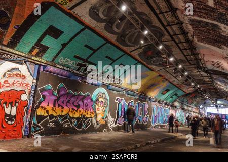 Vista generale delle opere d'arte dei graffiti in continuo mutamento in Leake Street Arches London (sotto la stazione della linea principale di Waterloo). Foto Stock