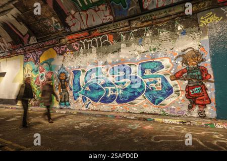 Vista generale delle opere d'arte dei graffiti in continuo mutamento in Leake Street Arches London (sotto la stazione della linea principale di Waterloo). Foto Stock