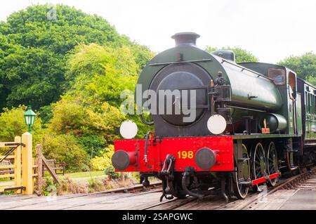 WD198 Royal Engineer 0 6 0 classe austerità Hunslet Saddle Tank costruito per il Ministero della difesa 1953 ora alla stazione di Havenstreet Isola di White Inghilterra Regno Unito Foto Stock
