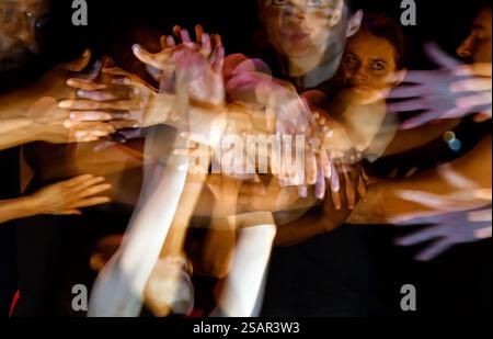 30 gennaio 2025. Anteprima britannica del nuovo spettacolo HEKA ispirato alla magia e alla giocoleria di Sean Gandini. Parte del MIME London al Place Theatre e tour del Regno Unito. Crediti: Leo Mason ALAMY Live News IMMAGINI NON DISPONIBILI PER ai. Foto Stock