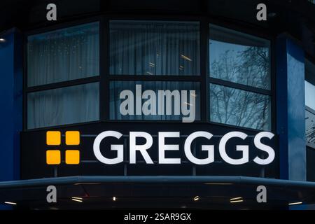 Londra, Regno Unito - 25 novembre 2024: Greggs a Londra fa parte dell'iconica catena di panetterie britannica Foto Stock