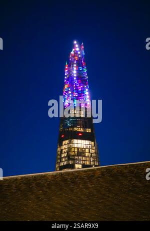 Londra, Regno Unito - 25 novembre 2024: Grattacielo Shard illuminato a Natale a Londra dietro il tradizionale vecchio edificio di Londra Foto Stock