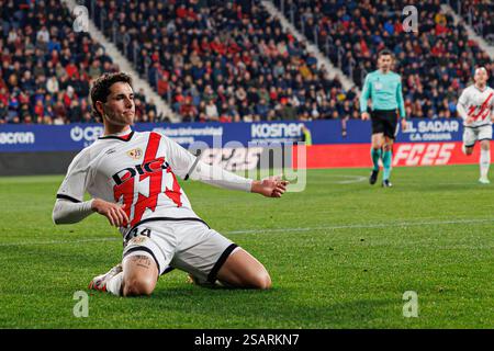 Pamplona, Spagna. 19 gennaio 2025. Sergio Camello (Rayo Vallecano) ha festeggiato dopo aver segnato un gol durante la partita SPORTIVA LaLiga EA tra le squadre di CA Osasuna e Rayo Vallecano a El Sadar. Punteggio finale; CA Osasuna 1:1 Rayo Vallecano (foto di Maciej Rogowski/SOPA Images/Sipa USA) credito: SIPA USA/Alamy Live News Foto Stock