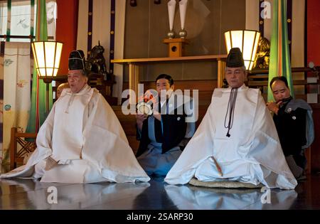 La commedia giapponese Noh combina danza-dramma tradizionale, recitazione e musica per raccontare una storia vista al santuario shintoista Heian Jingu il giorno di Capodanno, Kyoto, Giappone. Foto Stock