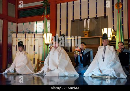 La commedia giapponese Noh combina danza-dramma tradizionale, recitazione e musica per raccontare una storia vista al santuario shintoista Heian Jingu il giorno di Capodanno, Kyoto, Giappone. Foto Stock