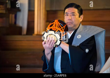 La commedia giapponese Noh combina danza-dramma tradizionale, recitazione e musica per raccontare una storia vista al santuario shintoista Heian Jingu il giorno di Capodanno, Kyoto, Giappone. Foto Stock