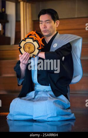 La commedia giapponese Noh combina danza-dramma tradizionale, recitazione e musica per raccontare una storia vista al santuario shintoista Heian Jingu il giorno di Capodanno, Kyoto, Giappone. Foto Stock