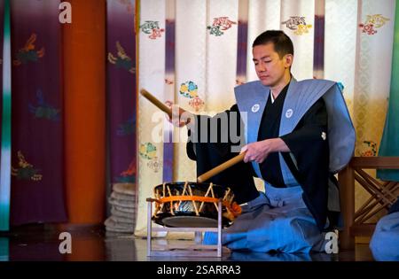 La commedia giapponese Noh combina danza-dramma tradizionale, recitazione e musica per raccontare una storia vista al santuario shintoista Heian Jingu il giorno di Capodanno, Kyoto, Giappone. Foto Stock