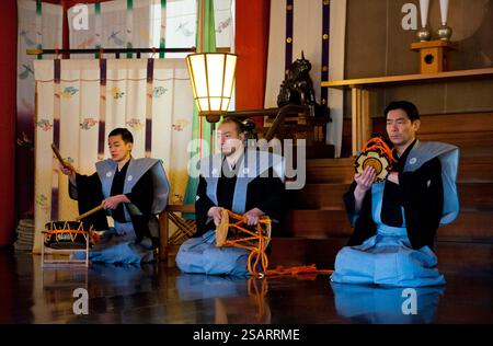La commedia giapponese Noh combina danza-dramma tradizionale, recitazione e musica per raccontare una storia vista al santuario shintoista Heian Jingu il giorno di Capodanno, Kyoto, Giappone. Foto Stock