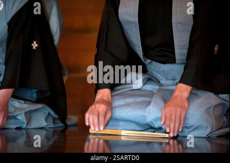 La commedia giapponese Noh combina danza-dramma tradizionale, recitazione e musica per raccontare una storia vista al santuario shintoista Heian Jingu il giorno di Capodanno, Kyoto, Giappone. Foto Stock