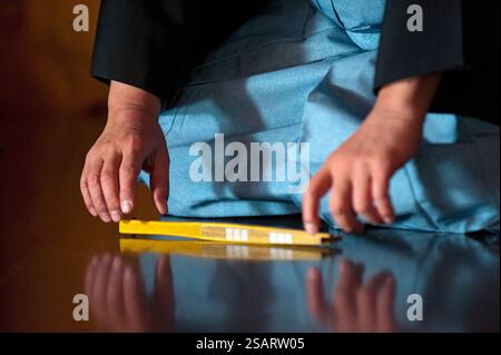 La commedia giapponese Noh combina danza-dramma tradizionale, recitazione e musica per raccontare una storia vista al santuario shintoista Heian Jingu il giorno di Capodanno, Kyoto, Giappone. Foto Stock