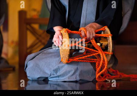 La commedia giapponese Noh combina danza-dramma tradizionale, recitazione e musica per raccontare una storia vista al santuario shintoista Heian Jingu il giorno di Capodanno, Kyoto, Giappone. Foto Stock