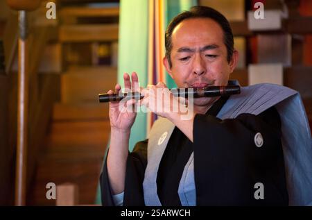 La commedia giapponese Noh combina danza-dramma tradizionale, recitazione e musica per raccontare una storia vista al santuario shintoista Heian Jingu il giorno di Capodanno, Kyoto, Giappone. Foto Stock