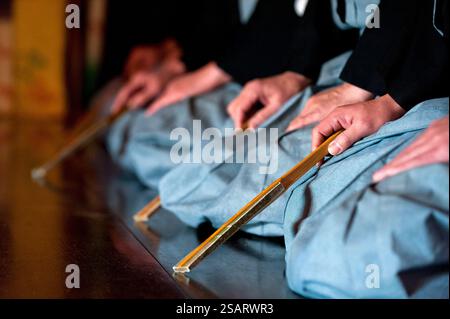 La commedia giapponese Noh combina danza-dramma tradizionale, recitazione e musica per raccontare una storia vista al santuario shintoista Heian Jingu il giorno di Capodanno, Kyoto, Giappone. Foto Stock