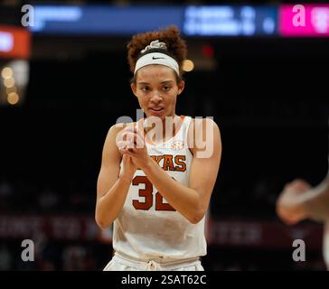 Austin, Texas, Stati Uniti. 30 gennaio 2025. Guardia texana NDJAKALENGA MWENTANDA (32) durante una partita di basket universitaria femminile tra Texas Longhorns e Missouri Tigers il 30 gennaio 2025 ad Austin, Texas. Texas è tornato da uno svantaggio di 11 punti per vincere la partita, 70-61. (Credit Image: © Scott Coleman/ZUMA Press Wire) SOLO PER USO EDITORIALE! Non per USO commerciale! Foto Stock