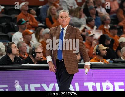 Austin, Texas, Stati Uniti. 30 gennaio 2025. Il capo-allenatore del Texas VIC SCHAEFER durante una partita di basket tra i Texas Longhorns e i Missouri Tigers il 30 gennaio 2025 ad Austin, Texas. Texas è tornato da uno svantaggio di 11 punti per vincere la partita, 70-61. (Credit Image: © Scott Coleman/ZUMA Press Wire) SOLO PER USO EDITORIALE! Non per USO commerciale! Foto Stock
