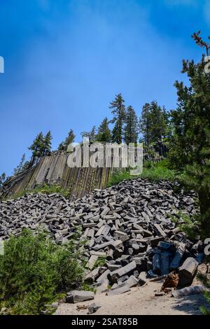 Il Devils Postpile National Monument a Mammoth Lakes, California, protegge un'insolita formazione rocciosa di basalto colonnare. Foto Stock