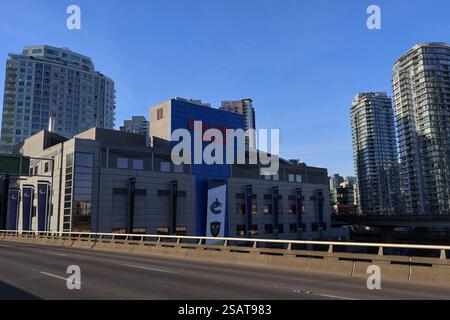 Rogers Arena, sede dei Vancouver Canucks, lungo il Georgia Viaduct di Vancouver, British Columbia. Foto Stock
