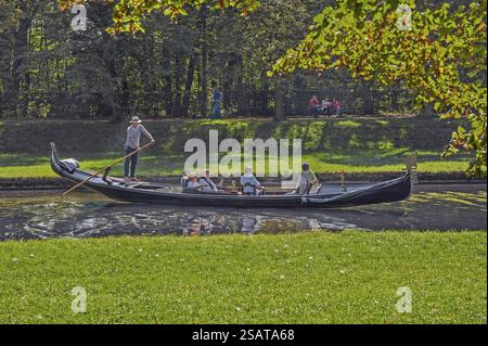 Gondola e visitatori nel parco del castello di Nymphenburg, Monaco, alta Baviera, Baviera, Germania, Europa Foto Stock
