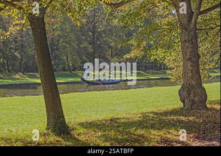 Gondola e visitatori nel parco del castello di Nymphenburg, Monaco, alta Baviera, Baviera, Germania, Europa Foto Stock