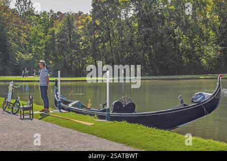 Gondola e visitatori nel Parco del Castello di Nymphenburg, Monaco, alta Baviera, Baviera, Germania, Europa Foto Stock
