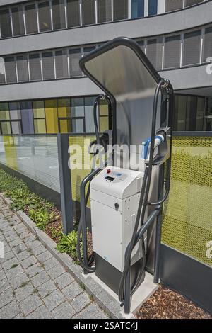 Stazione di ricarica per auto elettriche presso l'edificio ADAC, Monaco, alta Baviera, Baviera, Germania, Europa Foto Stock