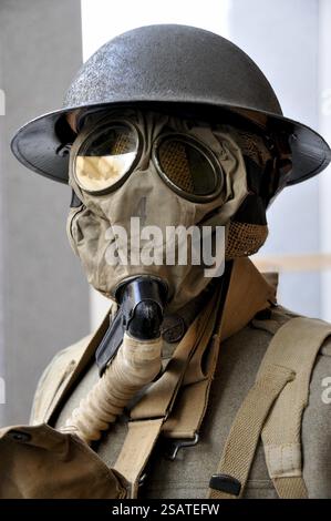 WWI soldier indossando un gas protettivo maschera Foto Stock
