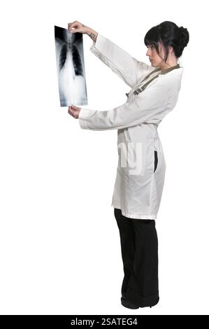 Una bellissima femmina radiologo esamina un x-ray Foto Stock