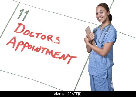 Bella dottoressa afroamericana nera in scrub Foto Stock